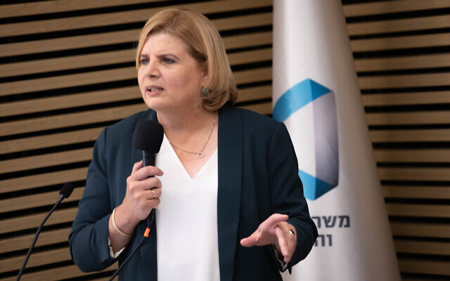 La ministre israélienne de l'Économie Orna Barbivai  à Jérusalem, le 14 juin 2021. (Crédit : Sraya Diamant/FLASH90)
