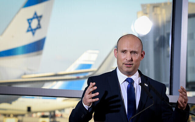 Le Premier ministre Naftali Bennett à l'aéroport Ben Gurion, le 22 juin 2021. (Flash90)
