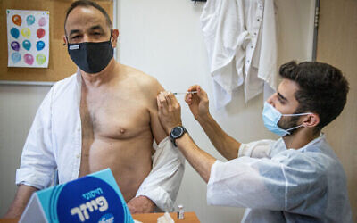 Un Israélien reçoit un rappel de coronavirus dans un centre de vaccination de la caisse de santé Maccabi, le 1er août 2021. (Crédit : Yonatan Sindel/Flash90)