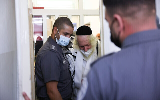Le rabbin Eliezer Berland arrive pour une audience au tribunal à Jérusalem, le 2 novembre 2021. (Yonatan Sindel/Flash90)