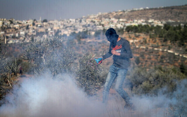 Des Palestiniens affrontent les forces de sécurité israéliennes lors d'une manifestation dans le village de Beita, près de la ville de Naplouse, en Cisjordanie, le 12 novembre 2021. (Nasser Ishtayeh/Flash90)