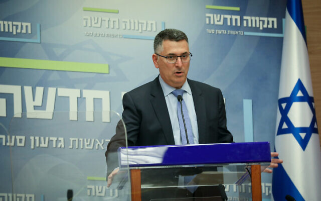 Le ministre de la Justice Gideon Saar dirige une réunion de faction à la Knesset à Jérusalem, le 22 novembre 2021. (Crédit : Noam Revkin Fenton/Flash90)