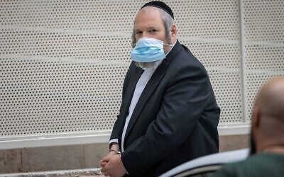 Le maire de Beitar Illit, Meir Rubinstein, arrive au tribunal de la magistrature de Jérusalem, le 22 novembre 2021. (Crédit : Yonatan Sindel/Flash90)