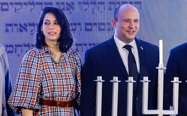 Le Premier ministre Naftali Bennett et son épouse Gilat assistent à une cérémonie de Hanoukka à Jérusalem, le 29 novembre 2021. (Crédit : Olivier Fitoussi/Flash90).