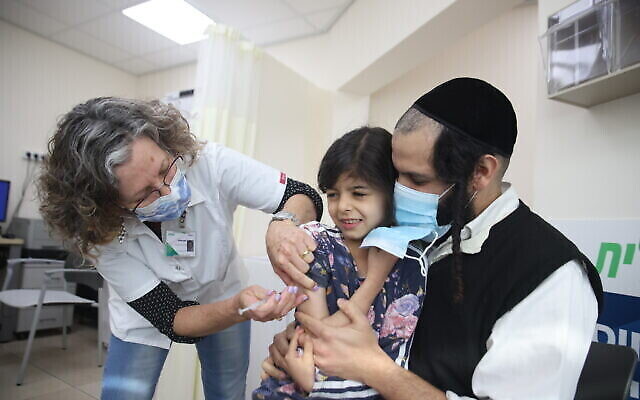 Un enfant est vacciné à Safed, le 3 décembre 2021 (David Cohen/Flash90).