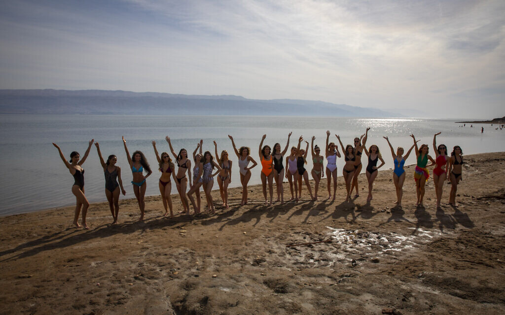 Les candidates au concours de Miss Univers lors d'une journée ensoleillée sur la plage de la mer Morte, le 1er décembre 2021. (Crédit : Olivier Fitoussi/Flash90)