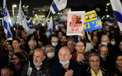 Des activistes de droite et du Likud protestent contre le gouvernement israélien à Tel Aviv, le 7 décembre 2021. (Crédit : Tomer Neuberg/Flash90)
