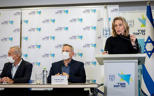 La Dr Sharon Alroy-Preis, cheffe des services de santé publique au ministère de la Santé, lors d'une conférence de presse à Jérusalem le 12 décembre 2021. A sa droite, le ministre de la Santé Nitzan Horowitz et le directeur général du ministère de la Santé Nachman Ash. (Crédit : Yonatan Sindel/Flash90)