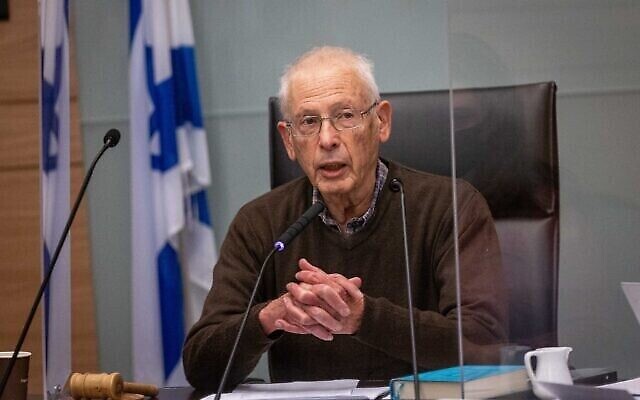 Benny Begin, député de Nouvel Espoir, dirige une réunion de la commission de la Knesset le 19 décembre 2021. (Yonatan Sindel/ Flash90)