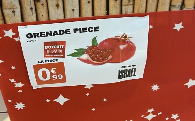 Un sticker anti-Israël dans un Auchan de Toulouse. (Crédit : @CollectifPV / Twitter)