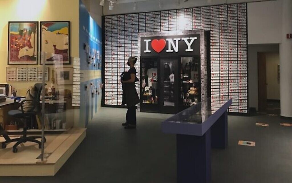 En hommage à la vie et à l'œuvre de Milton Glaser, la Gramercy Gallery de la School of Visual Arts expose son amour pour New York, avec un mur recouvert du logo emblématique qu'il a conçu à l'arrière d'un taxi en 1976. (Crédit : Julia Gergely/via JTA)