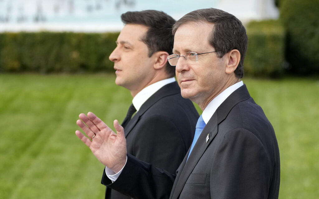 Le président ukrainien Volodymyr Zelenskyy, à gauche, et le président israélien Isaac Herzog assistent à une cérémonie de bienvenue avant leur rencontre à Kiev, en Ukraine, mardi 5 octobre 2021. (Crédit : AP/Efrem Lukatsky)
