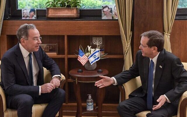 Le président Isaac Herzog, à droite, parle avec l'ambassadeur américain en Israël Thomas Nides à Beit Hanasi, à Jérusalem, le 5 décembre 2021. (Crédit : Kobi Gideon/GPO)
