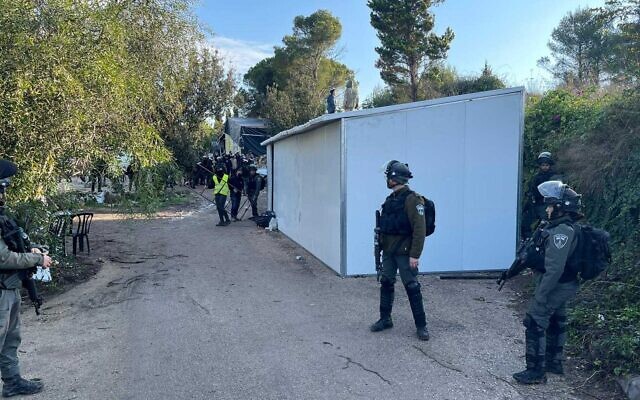 Des agents de la police des frontières se préparent à raser des bâtiments illégaux à l'avant-poste de Homesh, le 24 décembre 2021. (Crédit l police des frontières)