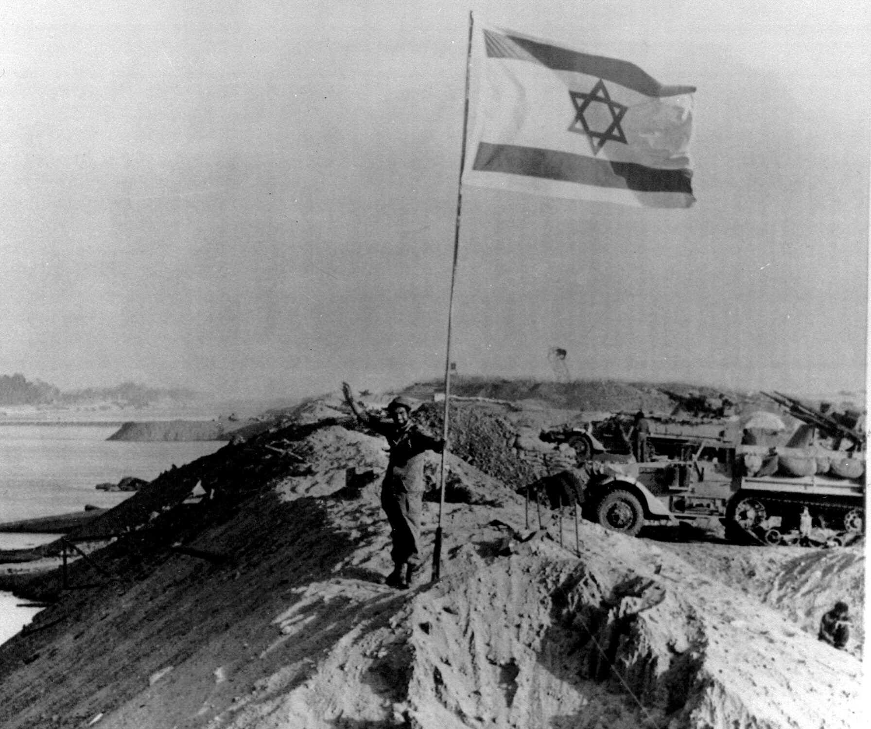 Sur cette photo d'archive du 30 octobre 1973, un énorme drapeau israélien à l'étoile de David flotte au-dessus de la rive est du canal de Suez, qui a été reconquise en octobre. Les forces égyptiennes, ont envahi, le canal au début de la guerre du Kippour. Israël s'est ensuite retiré, de la rive orientale,  afin que le canal puisse être rouvert après une trêve. Israël célèbre le 60e anniversaire de sa fondation le 14 mai 2008. (Crédit : photo AP)