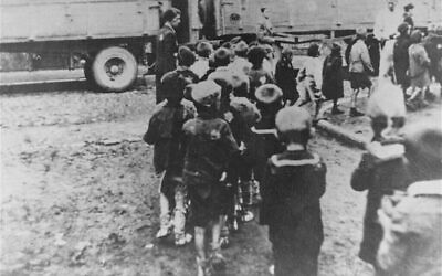 Enfants juifs déportés du ghetto de Lodz vers le camp de la mort de Chelmno, en Pologne occupée par les nazis (Crédit : domaine public).