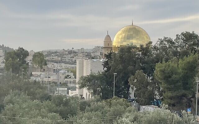 La mosquée Abdul Rachman à Beit Safafa, Jérusalem. (Crédit : Sue Surkes/Times of Israel)