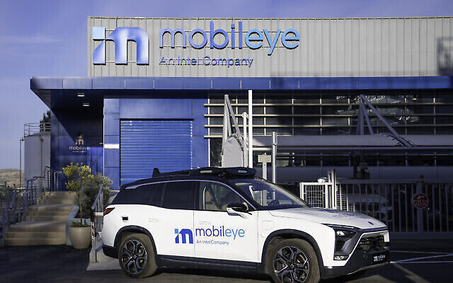 Un véhicule à conduite autonome de la flotte autonome de Mobileye se trouve à l'extérieur de l'atelier de véhicules autonomes de Mobileye en Israël. (Crédit : Mobileye, an Intel Companya)