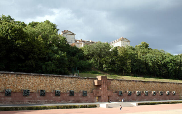 Le mémorial et le fort du Mont Valérien
( Crédit : Remi Jouan, CC-BY-SA-2.5 )