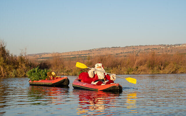 Issa Anis Kassissieh, l'ambassadeur officiel du Père Noël de Terre Sainte, fait du kayak dans le Jourdain sur les hauteurs du Golan dans le cadre de ses vœux de Noël 2021. (Crédit : autorisation : Omri Masika et Roi Peretz)