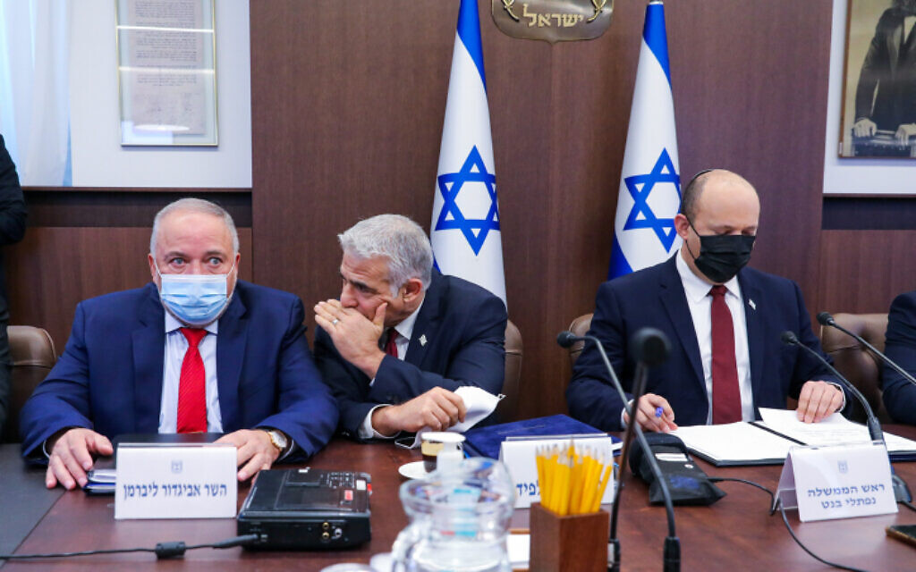 Le Premier ministre Naftali Bennett, à droite, le ministre des Affaires étrangères Yair Lapid, au centre, et le ministre des Finances Avigdor Liberman lors d'une réunion du cabinet au bureau du Premier ministre à Jérusalem, le 7 novembre 2021. (Crédit : Marc Israel Sellem/POOL)