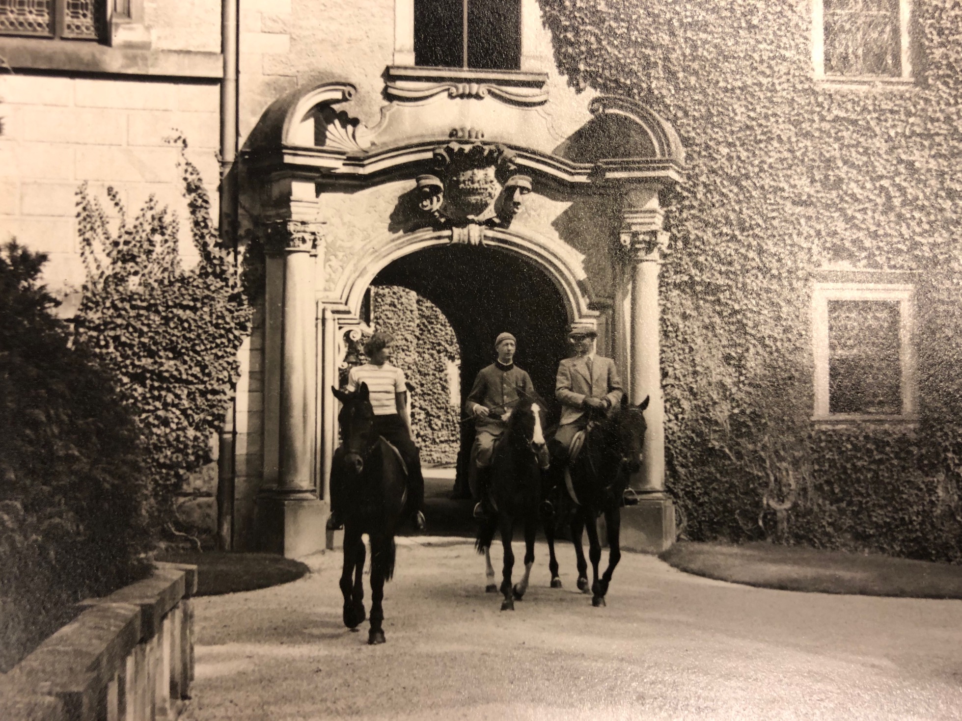 Le prince Friedrich zu Solms-Baruth III à cheval avec des amis sur cette photo non datée. (Avec l'aimable autorisation du prince Friedrich zu Solms-Baruth V)