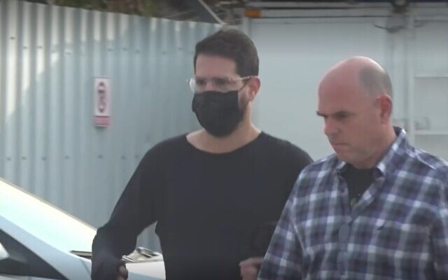 Moshe Hogeg (L) est libéré en résidence surveillée, 14 décembre 2021 (Crédit : capture d'écran/Ynet)