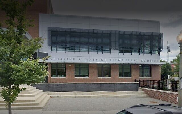 L'école élémentaire Watkins à Washington DC, où des enfants de CE2 ont dû reconstituer des scènes de la Shoah en décembre 2021 (Crédit : Screencapture/Google Maps).