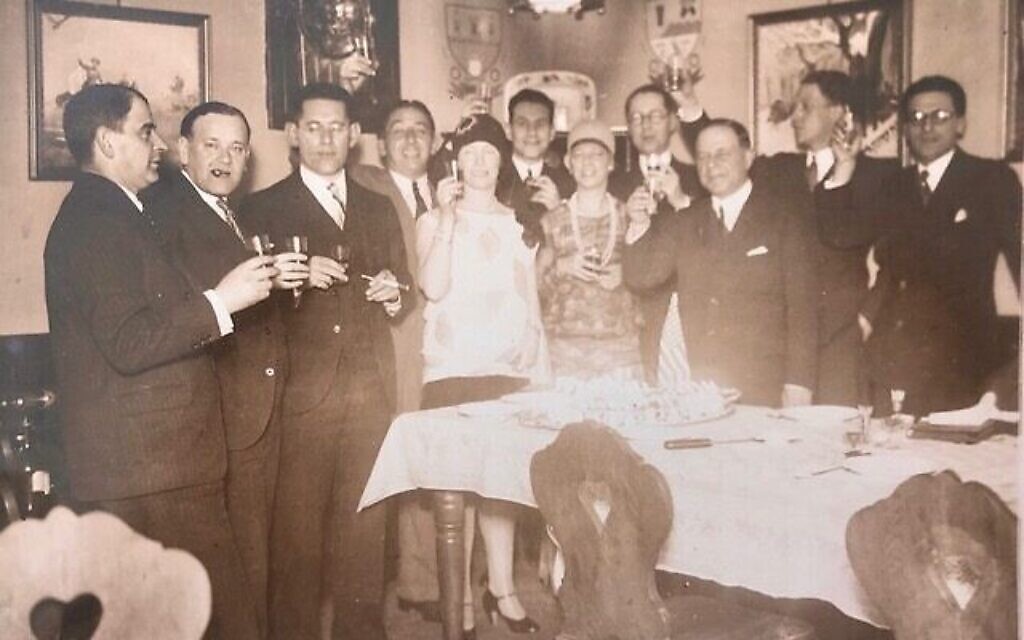 L'arrière-grand-père de l'auteur, Sol Wurtzel, 3e à partir de la gauche, et l'arrière-grand-mère Marian, 5e à partir de la gauche, célébrant à Vienne avec le Dr Paul Koretz et d'autres cadres du studio Fox et dirigeants de l'industrie cinématographique autrichienne vers 1927. (Crédit : autorisation)