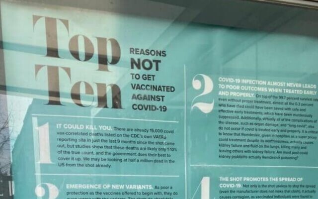 L'affiche brièvement placardée à un arrêt de bus de Crown Heights avant d'être enlevée. (Capture d'écran : Twitter)