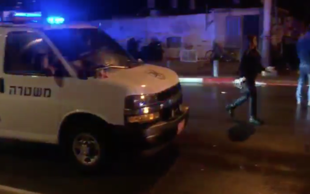 Capture d'écran de la vidéo de la scène d'une fusillade meurtrière dans la ville portuaire de Jaffa, le 29 décembre 2021. (Capture d'écran/Treizième chaîne)