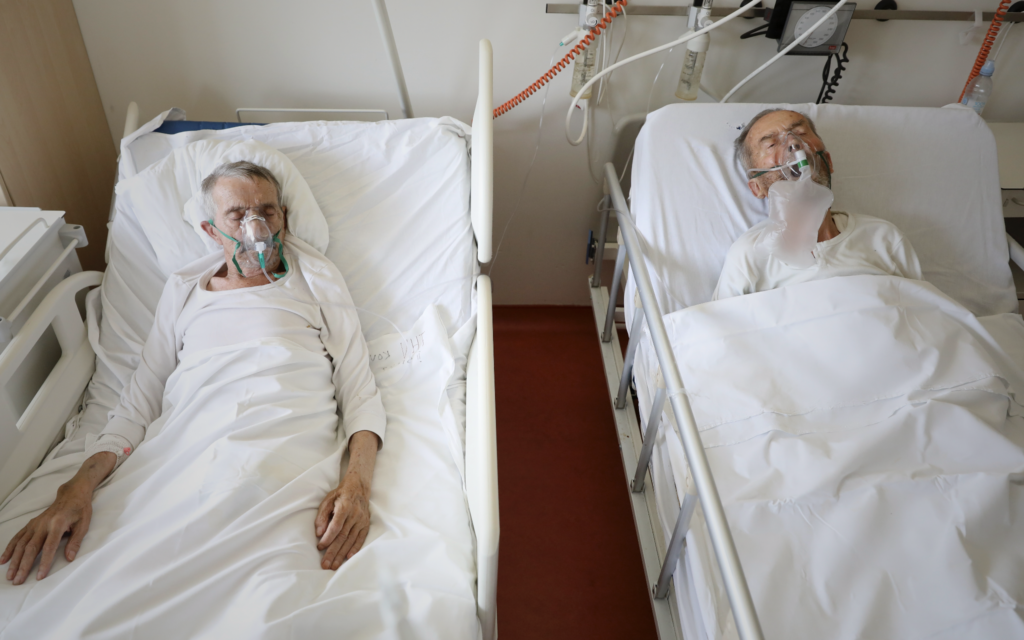 Photo d'illustration : Deux malades de la COVID-19 à l'hôpital. (Crédit : AP Photo)