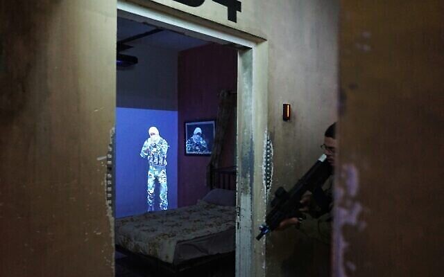 Un soldat s'entraîne à entrer dans une pièce dans un centre d'entraînement situé sur la base de la brigade Nahal, dans le sud d'Israël, le 15 décembre 2021. (Crédit : Emanuel Fabian/The Times of Israel)