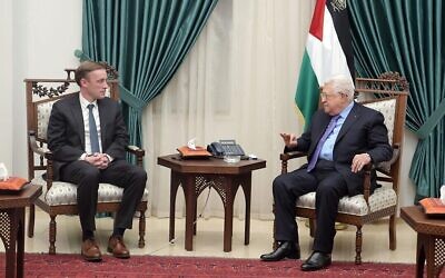 Le dirigeant de l'Autorité palestinienne Mahmoud Abbas (à droite) rencontre le conseiller américain à la sécurité nationale Jake Sullivan dans la ville de Ramallah, en Cisjordanie, le 22 décembre 2021. (Crédit : Wafa)