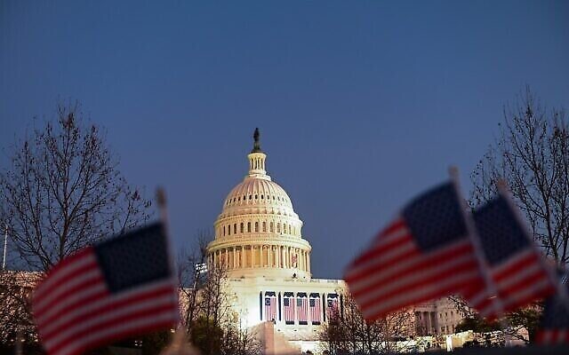 Drapeaux américains près du Capitole à Washington, DC, le 19 janvier 2021, avant la 59e cérémonie d'investiture du président élu Joe Biden et de la vice-présidente élue Kamala Harris. (Crédit : Photo : ROBERTO SCHMIDT / AFP)