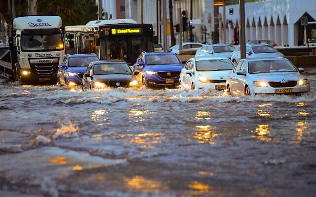 Les rues inondées de Tel Aviv, le 21 décembre 2021. (Crédit : Avshalom Sassoni/Flash90)