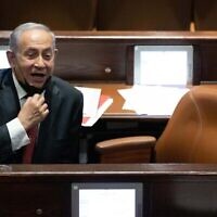 Le chef de l'opposition Benjamin Netanyahu en séance plénière de la Knesset, le 27 décembre 2021. (Crédit : Noam Revkin Fenton/Flash90)