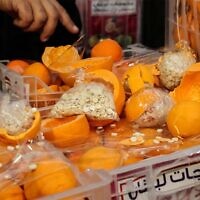 De fausses oranges remplies de pilules illégales de Captagon au port de Beyrouth au Liban, le 29 décembre 2021. (Crédit : Anwar Amro/AFP)