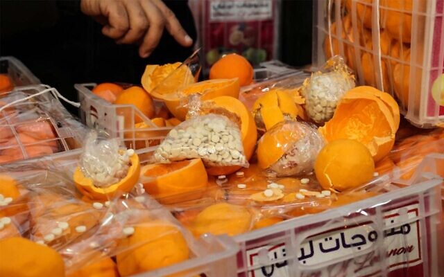 De fausses oranges remplies de pilules illégales de Captagon au port de Beyrouth au Liban, le 29 décembre 2021. (Crédit : Anwar Amro/AFP)
