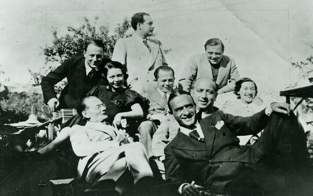 Billy Wilder, au centre, avec Peter Lorre et d'autres réfugiés d'Europe centrale à Hollywood, vers le milieu des années 30. (Crédit : Avec l'aimable autorisation de la Deutsche Kinemathek)