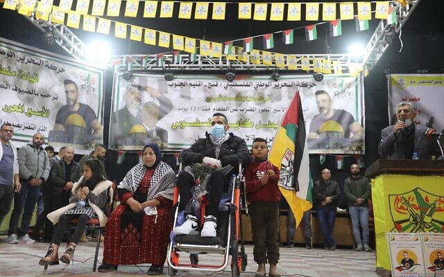 Kayed Fasfous, prisonnier de sécurité palestinien en grève de la faim, est accueilli en héros dans sa ville natale de Dura, près de Hébron, après sa libération de la prison israélienne le 5 décembre 2021. (Crédit : WAFA)