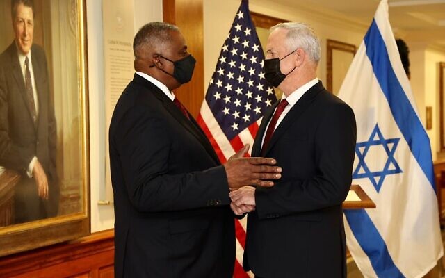 Le ministre de la Défense Benny Gantz, à gauche, et le secrétaire américain à la Défense Lloyd Austin se rencontrent au Pentagone, le 9 décembre 2021. (Crédit : Ministère de la Défense)