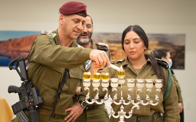 Le chef d'état-major Aviv Kohavi allume des bougies de Hanoukka avec le sergent de première classe Or Nehamia sur la base militaire de Bahad 6, le 30 novembre 2021. (Crédit : Tsahal)