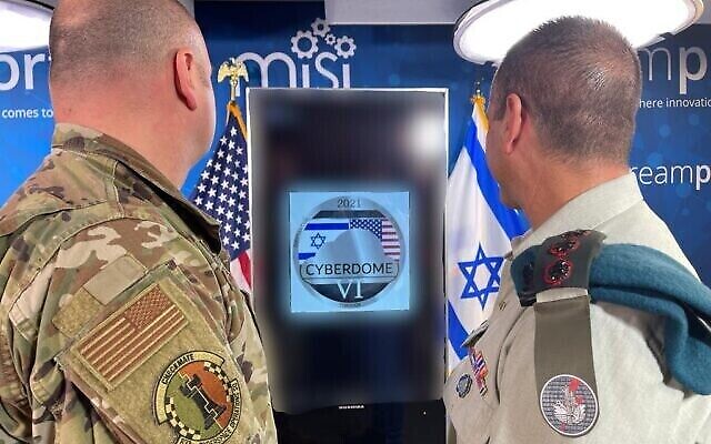 Sur cette image publiée par l'armée israélienne le 18 décembre 2021, un officier du United States Cyber Command et un officier israélien de la Joint Cyber Defense Division sont vus dans une installation du US Cyber Command aux États-Unis. (Armée israélienne)