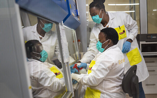 Des scientifiques médicaux se préparent à séquencer des échantillons de l'omicron COVID-19 au centre de recherche Ndlovu à Elandsdoorn, en Afrique du Sud, le 8 décembre 2021. (AP Photo/Jerome Delay, Dossier)