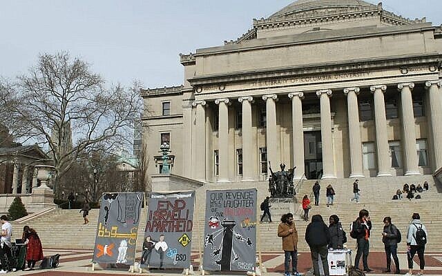 Illustration : Des étudiants anti-israéliens de l'Université Columbia ont érigé un " mur d'apartheid " factice devant les marches emblématiques de la Low Library pendant la semaine contre l'apartheid israélien, le 3 mars 2016. (Uriel Heilman/JTA/File)