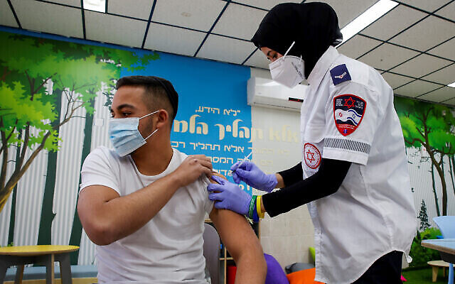 Illustration : Des étudiants reçoivent des injections de vaccin COVID-19, au lycée Amal dans la ville méridionale de Beersheba, le 17 mars 2021. (Flash90)