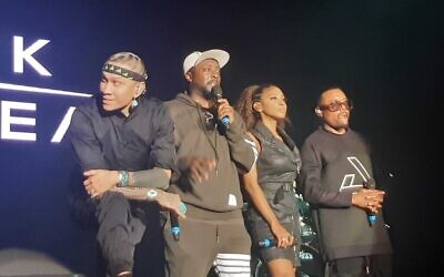 Taboo, will.i.am, J. Rey Soul et apl.de.ap des Black Eyed Peas en concert au Pais Arena à Jérusalem, le 29 novembre 2021. (Ethan Freedman/The Times of Israel)