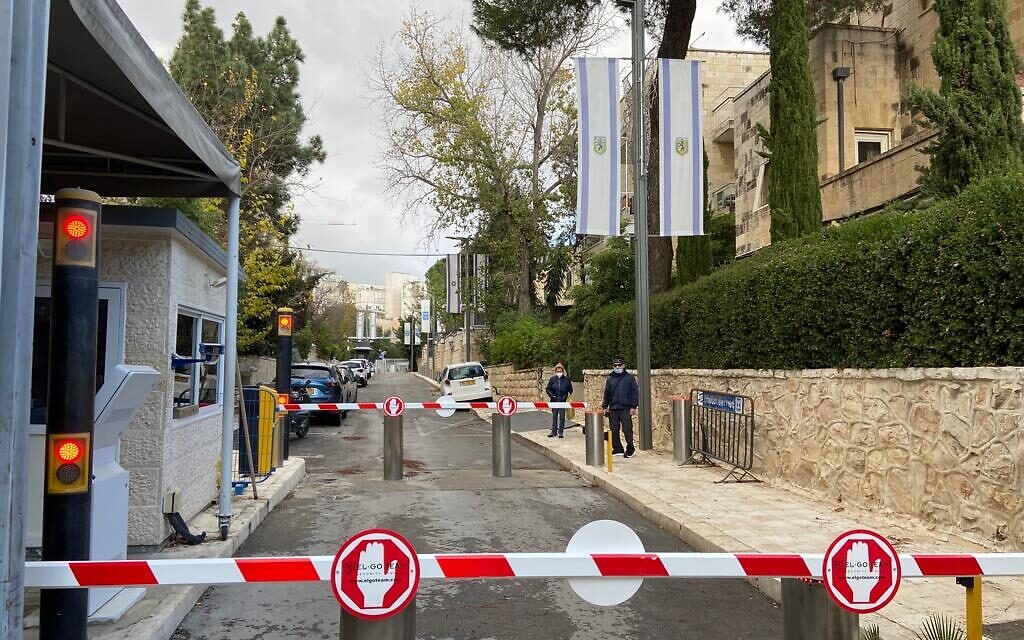 Des passants rue Smolenskin, dans la section interdite aux voitures qui mène à la rue Balfour, le 24 décembre 2021. (Crédit :  David Horovitz / Times of Israel)