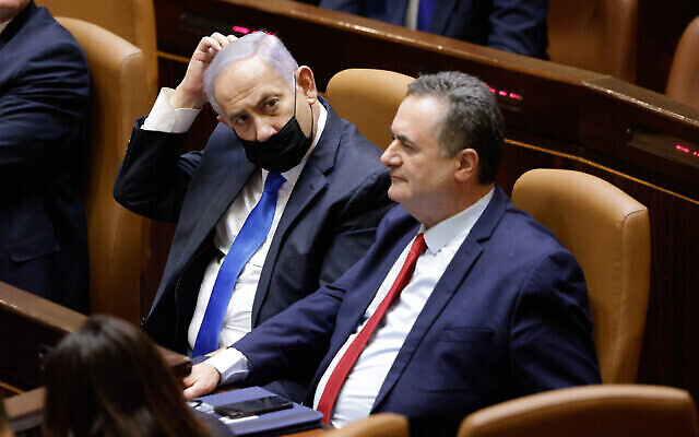 Le Premier ministre Benjamin Netanyahu et le ministre des Finances de l'époque, Israel Katz, assistent à la prestation de serment du nouveau gouvernement, à la Knesset à Jérusalem, le 13 juin 2021. (Olivier Fitoussi/Flash90)